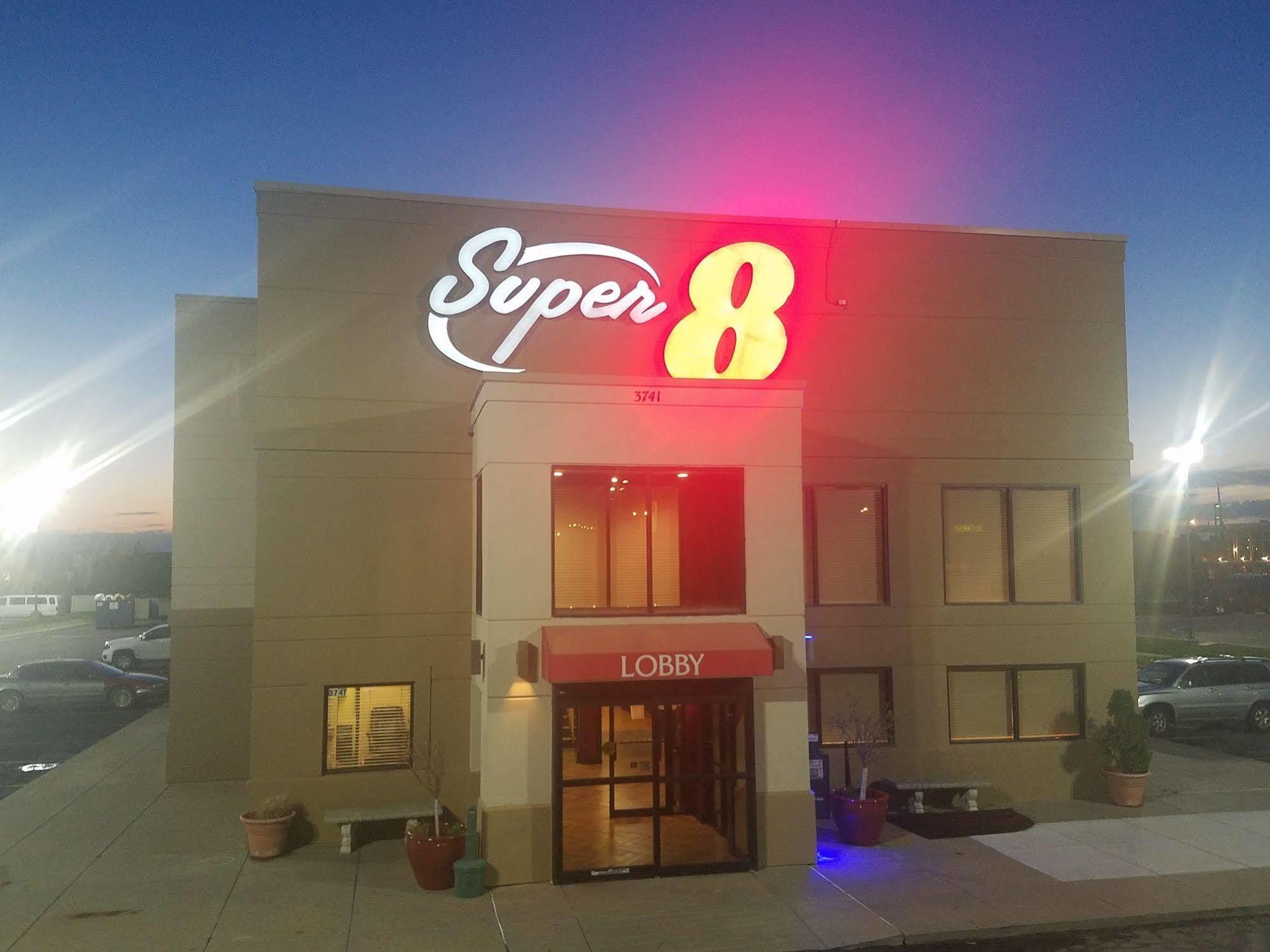 Hotel Super 8 By Wyndham Wichita North Exterior foto