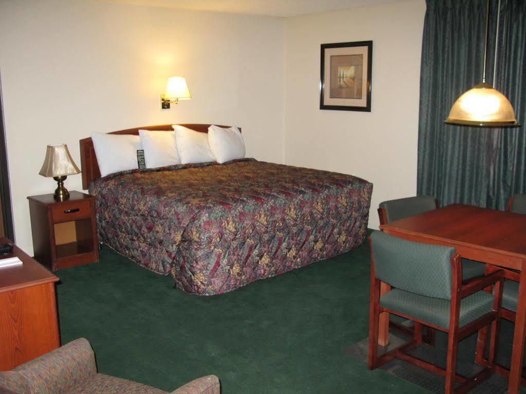 Hotel Super 8 By Wyndham Wichita North Exterior foto